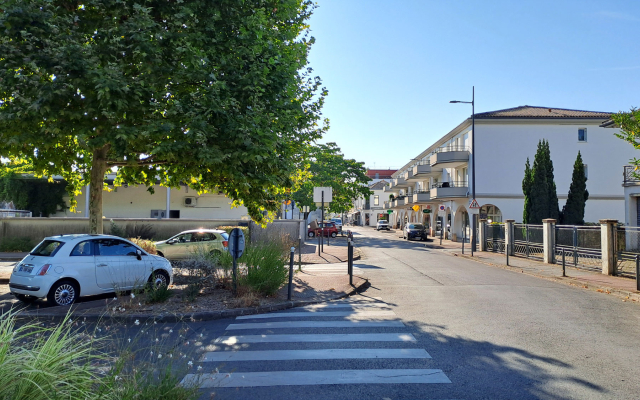 Vue sur La Poste et les commerces de proximité, rue Théodore Bellemer