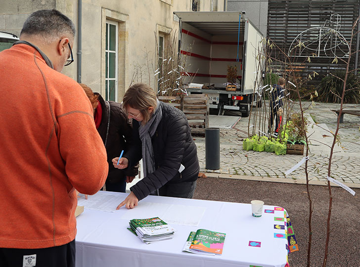 distribution au marché du centre-ville le 26 novembre